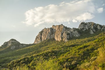 La zona sur oriental de Galicia es un destino de calidad. La sucesión de valles y sierras marca diversos ambientes que van desde la alta montaña del entorno de Trevinca a los paisajes vitivinícolas de Valdeorras pasando por los matices mediterráneos del Parque Natural Serra da Enciña da Lastra. 