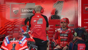 Francesco Bagnaia en el box del Ducati Lenovo.
