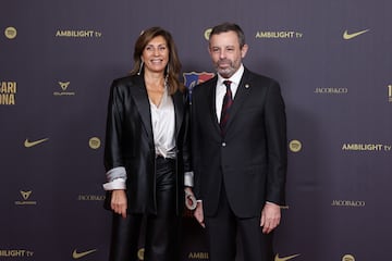 Sandro Rosell, expresidente del Barcelona, con su esposa, Marta Pineda, en la alfombra roja del gran Teatro del Liceu.