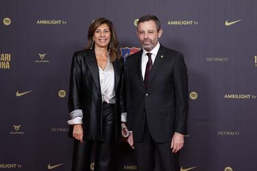 Sandro Rosell, expresidente del Barcelona, con su esposa, Marta Pineda, en la alfombra roja del gran Teatro del Liceu.