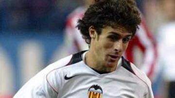 <b>NO HA MEJORADO.</b> El centrocampista del Valencia no ha mejorado esta última temporada en su progresión futbolística.