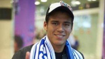 <b>YA EJERCE DE PERICO. </b>El jugador mexicano llegó a Barcelona ataviado con una bufanda del Espanyol.