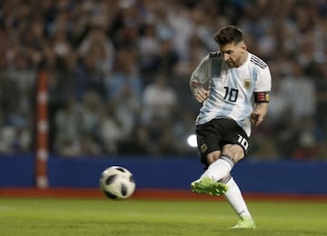 Lionel Messi sigue demostrando estar a otro nivel dentro del mundo del fútbol. El delantero ganó La Liga de España junto a Arturo Vidal, pero no logró la Champions League, que era uno de sus objetivos. Ahora solo le queda demostrar su juego a nivel de selección. El '10' va por la Copa. 