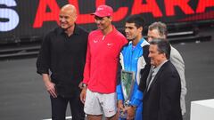 Andre Agassi, Rafael Nadal and Carlos Alcaraz posan al finalizar el partido de exhibición en el Michelob ULTRA Arena.