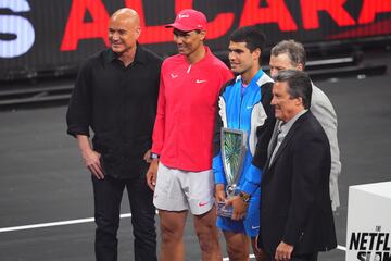 Andre Agassi, Rafael Nadal and Carlos Alcaraz posan al finalizar el partido de exhibición en el Michelob ULTRA Arena.