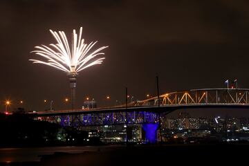 Fuegos artificiales en Auckland, ciudad más grande y poblada de Nueva Zelanda. Primer país que celebra la llegada del nuevo año.

Huso Horario GMT +13