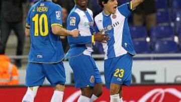 <b>OTRO ÍDOLO PERICO. </b>Verdú y Uche se agolpan sobre Coutinho tras el 1-2. El brasileño acabó ovacionado.