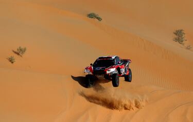 El piloto francés Mathieu Serradori y su copiloto francés Loic Minaudier compiten durante la etapa de hoy.