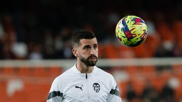 VALENCIA, 06/01/2023.- El defensa del Valencia CF Jos¨¦ Gay¨¢ durante el calentamiento previo al partido de Liga en Primera Divisi¨®n que Valencia CF y C¨¢diz CF disputan hoy viernes en Mestalla. EFE/Juan Carlos C¨¢rdenas