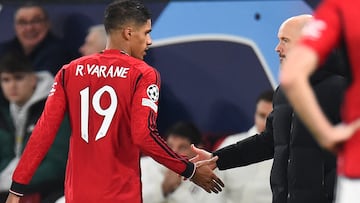 Raphael Varane, jugador del Manchester United, saluda a Erik ten Hag tras ser sustituido.