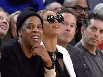 Jay-Z junto a su mujer Beyonce en el Oracle Arena.