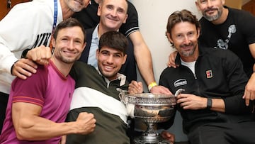 Carlos Alcaraz, con su equipo y el trofeo de campeón de Roland Garros.