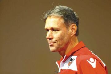 Figura rutilante en la selección de Holanda y en el Milan, dirigió a los tulipanes en el Mundial de 2006 y en la Eurocopa de 2008 sin pena ni gloria. Lo mismo aconteció en sus pasos por Ajax y Heerenveen en su país.