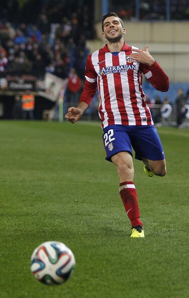 Vistió la camiseta del Liverpool durante cuatro temporadas entre 2006 y 2010. Militó dos temporadas en el Atlético de Madrid desde 2012 hasta 2014.