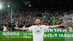 Roko Baturina, del Racing, ante La Gradona de los Malditos, en El Sardinero.