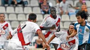 <b>DESEQUILIBRANTE. </b>Tote intenta regatear a Llorens y a Tena mientras Morán está en el suelo.