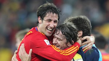 Capdevila se abraza con Puyol y Casillas despu&eacute;s de clasificarse para la final. 
  
 
 
 