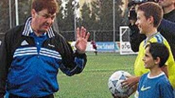 <B>CON LA CANTERA</b>. Camacho, con los chicos de la Escuela Brafa.