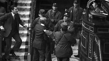 Ni Felipe González ni Fraga: estos fueron los tres políticos que se quedaron sentados en el Golpe de Estado del 23-F