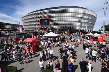 Varias personas asisten a la salida de la 11ª etapa de la Vuelta Ciclista a España en Bilbao. 