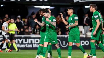 El Elche CF celebr¨® los tres puntos y la entrada en playoff.