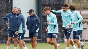 LEZAMA (BIZKAIA), 10/09/2025.-El técnico del Athletic de Bilbao, Ernesto Valverde (i), supervisa el entrenamiento que el conjunto rojiblanco ha celebrado este miércoles para preparar el encuentro de Liga contra el Alavés del próximo sábado. EFE/ Miguel Toña
