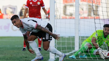 El jugador de Colo Colo, Darío Lezcano, celebra su gol contra Magallanes durante el partido de Primera División disputado en el estadio Monumental en Santiago, Chile.