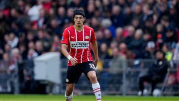 Erick Gutiérrez durante un partido con el PSV