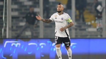 Futbol, Colo Colo vs Cobresal
Fecha 14, Liga de Primera 2025
El jugador de Colo Colo Arturo Vidal es fotografiado durante el partido de primera division contra Cobresal disputado en el estadio Monumental en Santiago, Chile.
17/06/2025
Dragomir Yankovic/Photosport
Football, Colo Colo vs Cobresal
14th turn, Division League 2025
Colo ColoÕs player Arturo Vidal is pictured during the first division match against Cobresal held at the Monumental stadium in Santiago, Chile.
17/06/2025
Dragomir Yankovic/Photosport