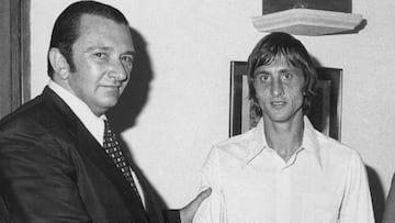 Agust&iacute; Montal da la bienvenida al Barcelona a Johan Cruyff.