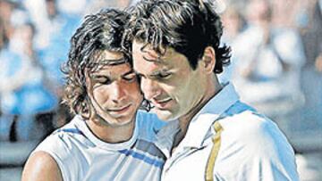 <b>MÁS CERCA QUE NUNCA. </b>Rafa Nadal felicita a Roger Federer a la conclusión de la final igualada.