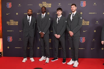 Kevin Punter, Dame Sarr, Juan Núñez y Joel Parra, jugadores del primer equipo de baloncesto, en la alfombra roja del gran Teatro del Liceu.