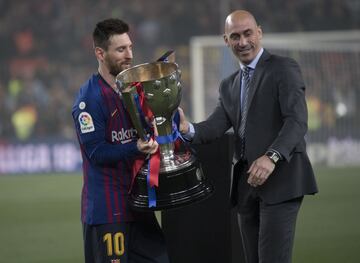 Leo Messi recibe el trofeo de Campeones de Liga de manos de Luis Rubiales 