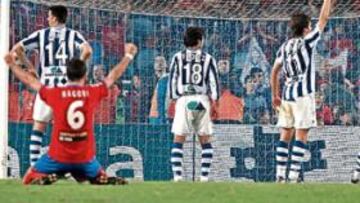 <b>GOL. </b> Los jugadores de la Real reclaman una falta tras marcar Del Pino el tanto decisivo del choque