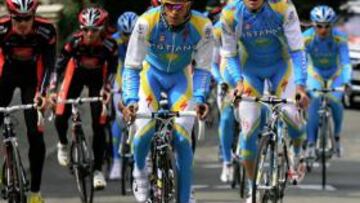 <b>A PUNTO. </b>Contador, ayer en el Muro de Huy junto a Luis León, Valverde y sus compañeros del Astaná.