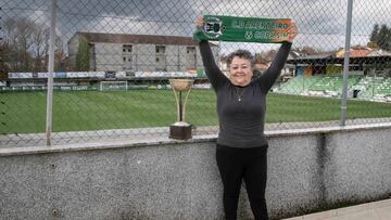 Asun, aficionada del Arenteiro, en la terraza de su casa que da al campo de Espiñedo.