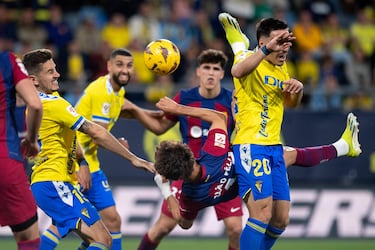 0-1. João Félix aprovecha un rechace en el área para marcar el primer gol con una chilena a la que no pudo llegar Jeremias Ledesma