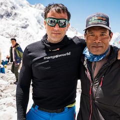 Alex Txikon se retira del Everest
