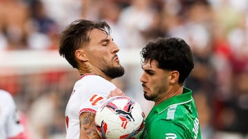 Gudelj y Cardoso en el derbi de la primera vuelta.