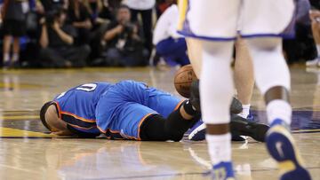 OAKLAND, CA - JANUARY 18: Russell Westbrook #0 of the Oklahoma City Thunder lies on the court after being fouled by Zaza Pachulia #27 of the Golden State Warriors at ORACLE Arena on January 18, 2017 in Oakland, California. NOTE TO USER: User expressly acknowledges and agrees that, by downloading and or using this photograph, User is consenting to the terms and conditions of the Getty Images License Agreement. Ezra Shaw/Getty Images/AFP
== FOR NEWSPAPERS, INTERNET, TELCOS & TELEVISION USE ONLY ==
