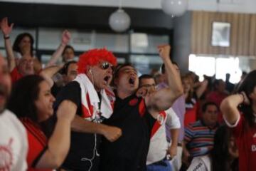 DEPORTES
LOS HINCHAS DE RIVER VIENDO EL PÁRTIDO EN BAR DEL ESTADIO.
FOTO ORTIZ GUSTAVO 16-12-15