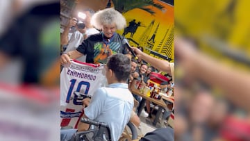 El joven la recibió con emoción y se la puso de inmediato.