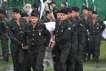 Interior del estadio arena Conda en Chapecó, donde se celebra el homenaje a los jugadores y miembros del equipo técnico del club, fallecidos en el accidente aéreo en Colombia.