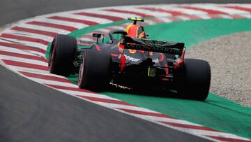 Max Verstappen con el Red Bull en Barcelona.