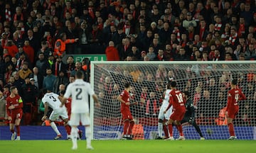 2-3. Falta que lanza Modric al primer palo donde llega  Éder Militão, y de un potente cabezazo marca el tercer gol del conjunto blanco.