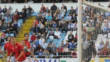 <b>SIN ACIERTO. </b>Vadocz remata fuera una de las mejores ocasiones de Osasuna, en un partido en el que los dos equipos disfrutaron de claras oportunidades.