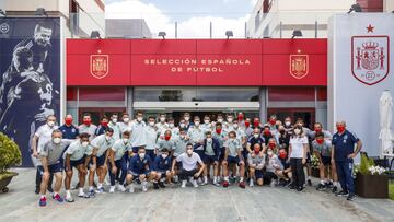 Los internacionales espa&ntilde;oles forman en la v&iacute;spera del segundo partido de la Eurocopa, con Polonia como rival.