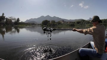 El agua de la zona es en realidad un líquido aceitoso y burbujeante que parece petróleo. Huele a una mezcla de huevo podrido y alcantarilla.