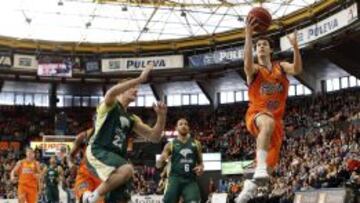 El base del Valencia Basket, Rodrigo San Miguel (d), entra a canasta ante el escolta esloveno y el base estadounidense del Unicaja, Zoran Dragic (i) y Marcus Williams (c), respectivamente, durante el partido correspondiente a la decimoquinta jornada de la Liga ACB de baloncesto que los dos equipos han disputado hoy en el pabellón valenciano.