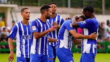 Egoitz, felicitado por sus compañeros.